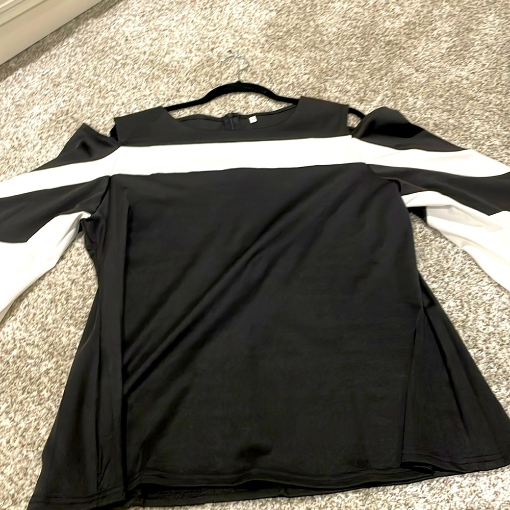 XL shoulder cut out shirt!